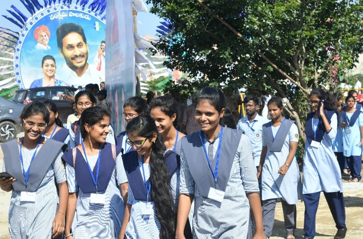 Students Crowd Thanks AP CM Jagan Jagananna Vidya Deevena Program At Nagari - Sakshi11