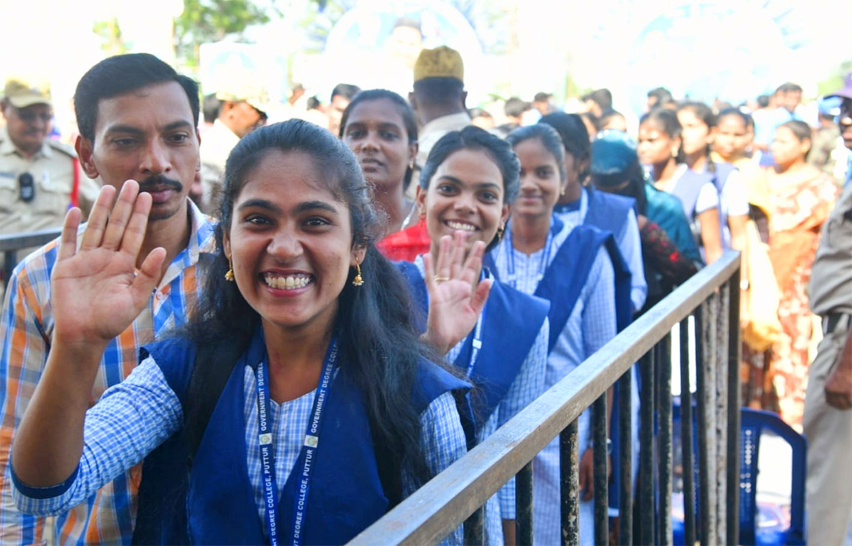 Students Crowd Thanks AP CM Jagan Jagananna Vidya Deevena Program At Nagari - Sakshi2
