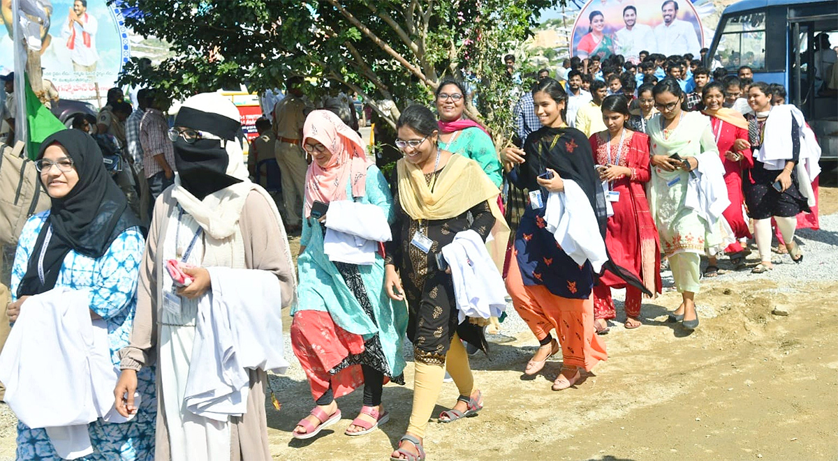 Students Crowd Thanks AP CM Jagan Jagananna Vidya Deevena Program At Nagari - Sakshi3