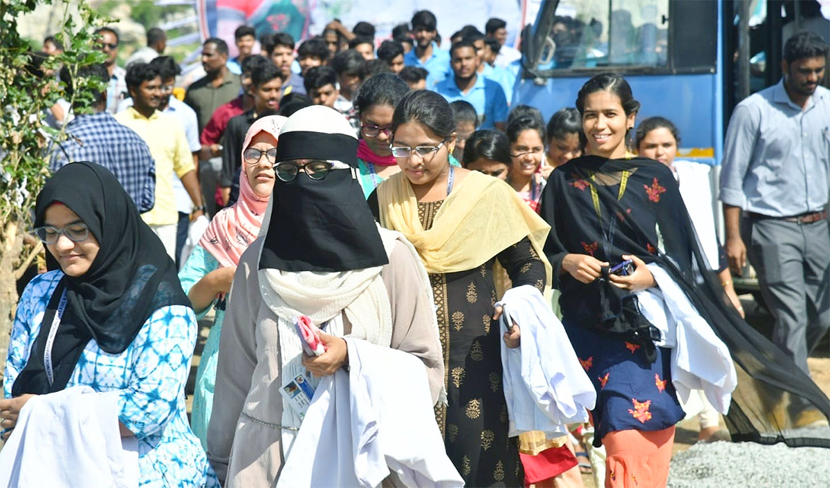 Students Crowd Thanks AP CM Jagan Jagananna Vidya Deevena Program At Nagari - Sakshi4