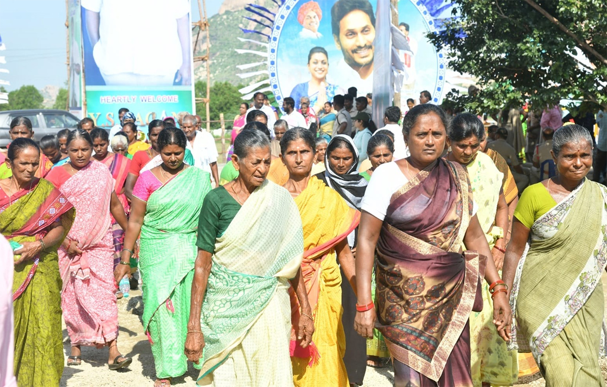 Students Crowd Thanks AP CM Jagan Jagananna Vidya Deevena Program At Nagari - Sakshi5