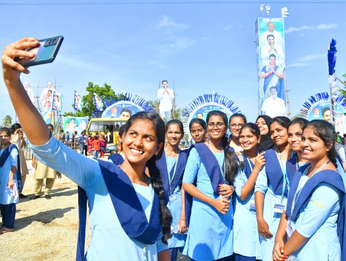 Students Crowd Thanks AP CM Jagan Jagananna Vidya Deevena Program At Nagari - Sakshi6