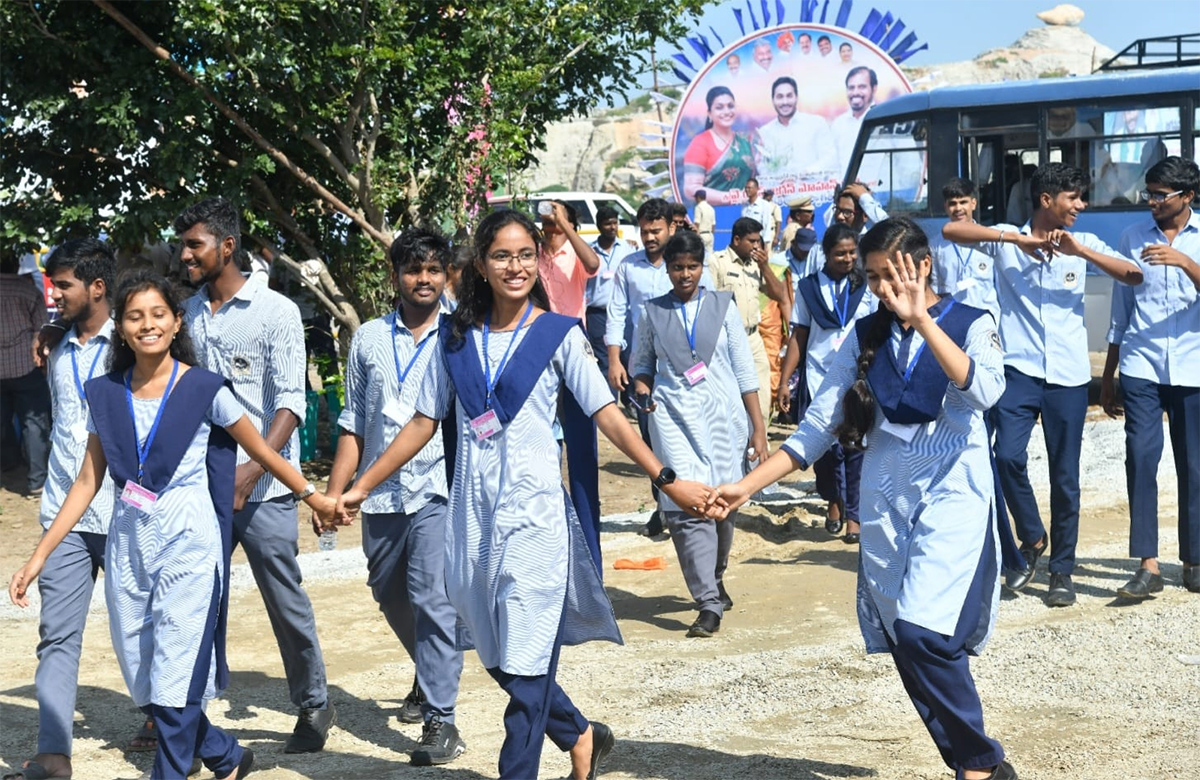 Students Crowd Thanks AP CM Jagan Jagananna Vidya Deevena Program At Nagari - Sakshi8