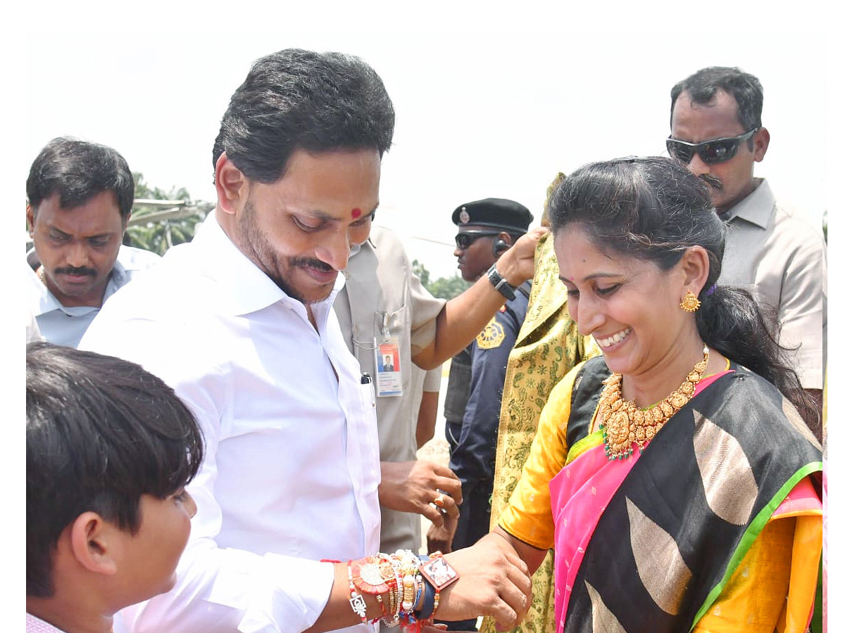 YSRCP Women Leaders Ties Rakhi to CM YS Jagan Photos - Sakshi2