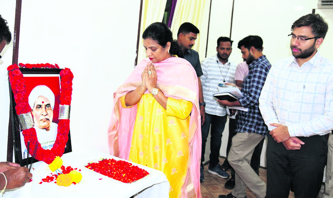 గిడుగు చిత్రపటానికి కలెక్టర్ గౌతమి నివాళి1