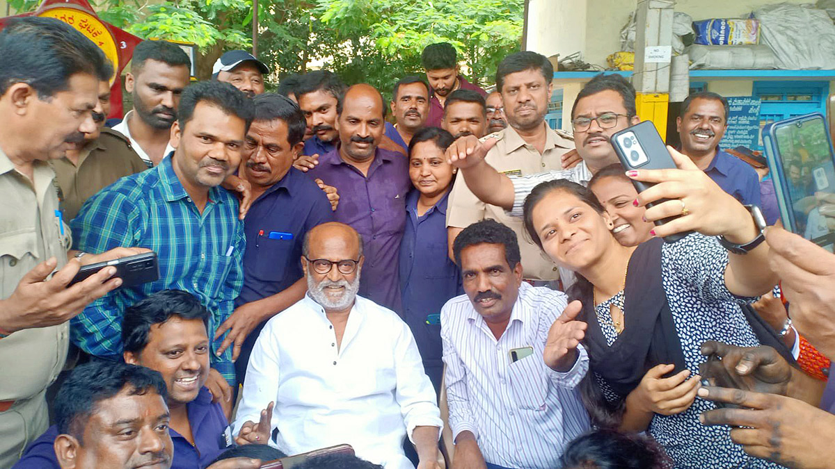 Rajinikanth pays surprise visit to bus depot  - Sakshi10