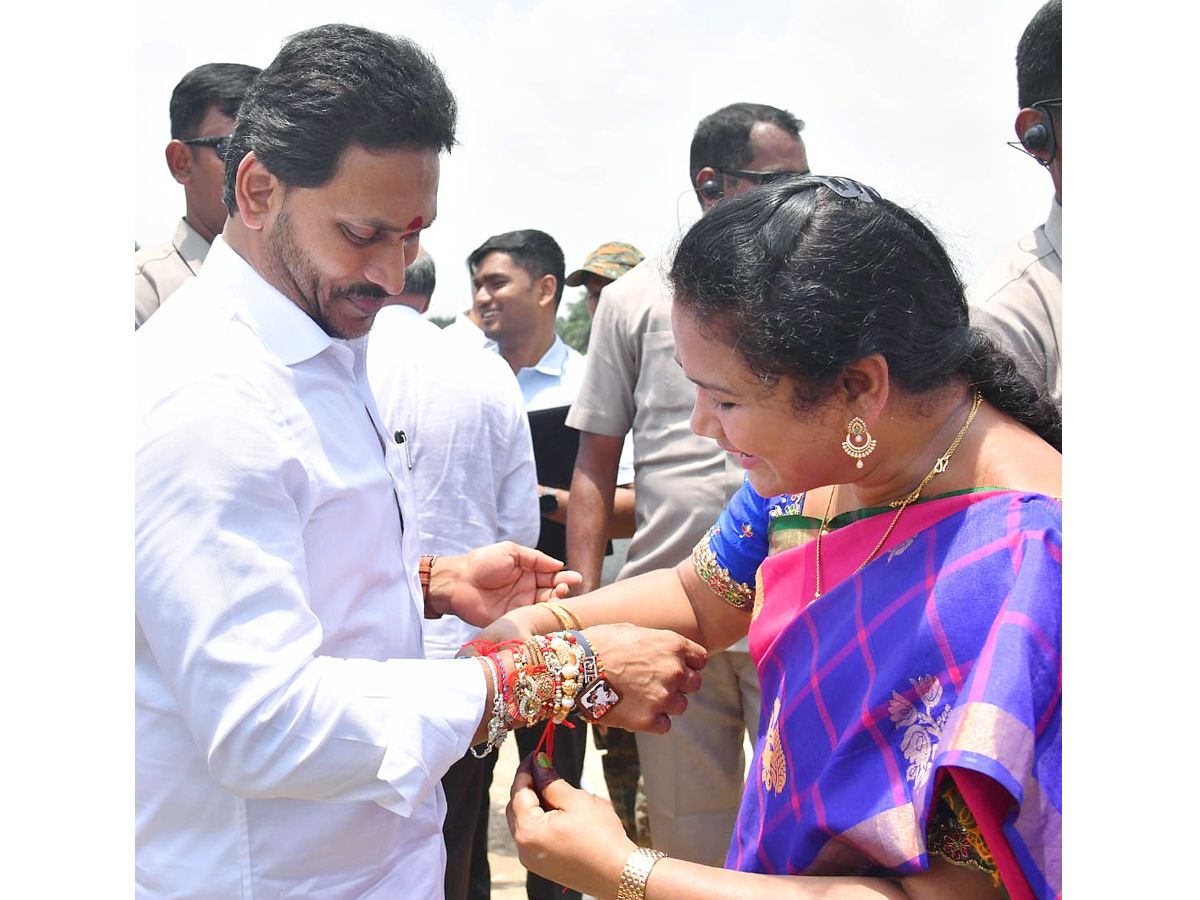 YSRCP Women Leaders Ties Rakhi to CM YS Jagan Photos - Sakshi3
