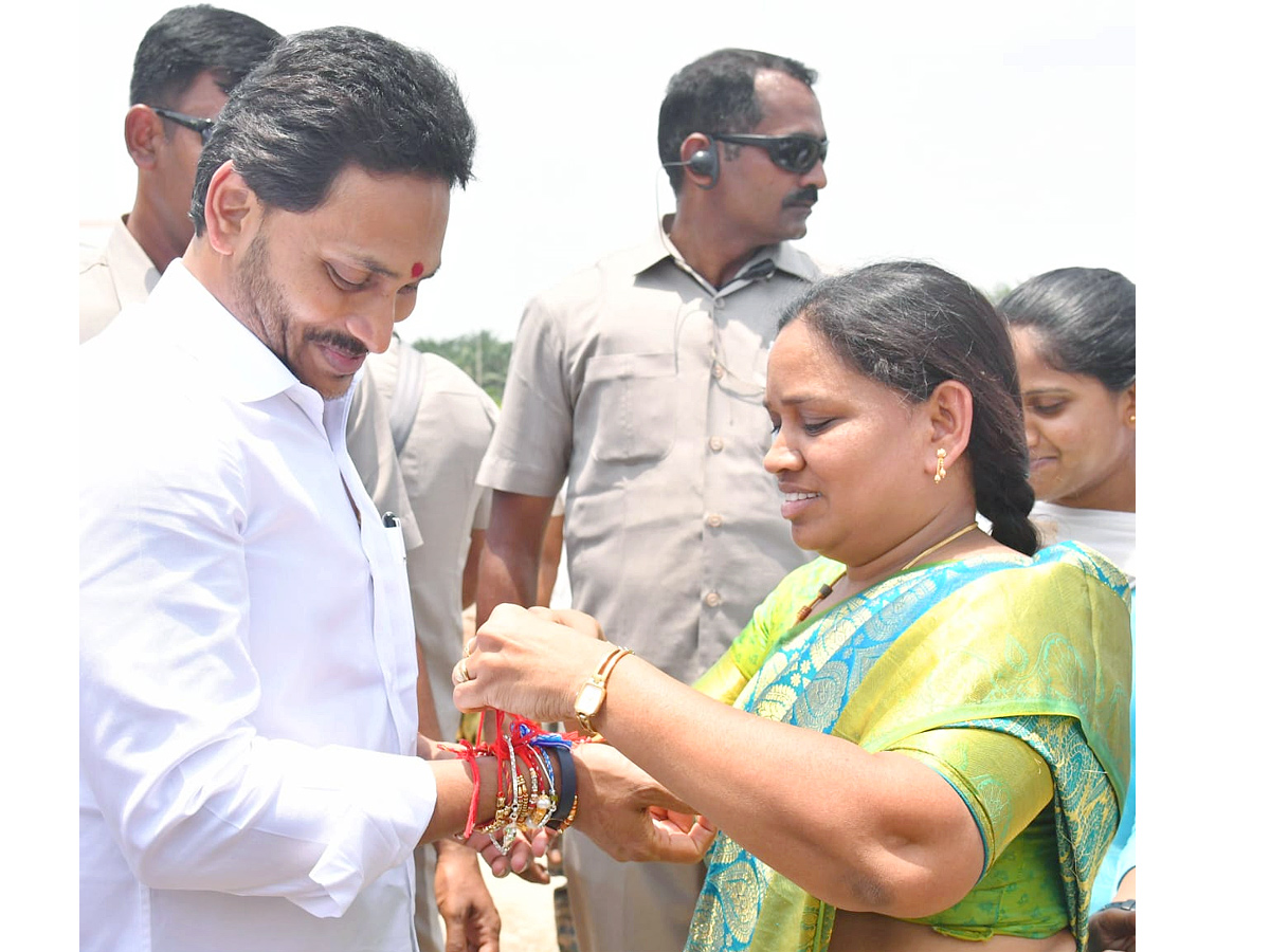 YSRCP Women Leaders Ties Rakhi to CM YS Jagan Photos - Sakshi4