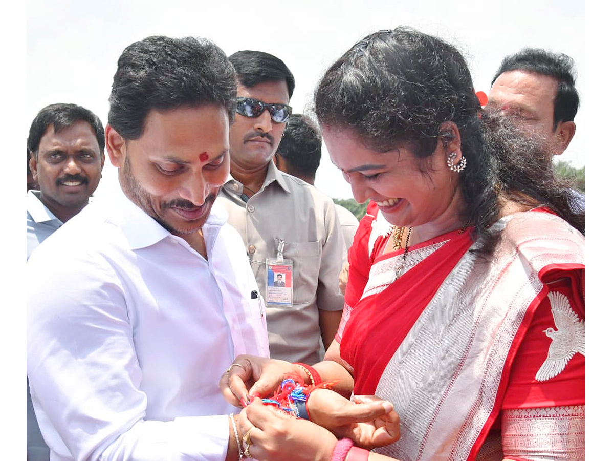 YSRCP Women Leaders Ties Rakhi to CM YS Jagan Photos - Sakshi1