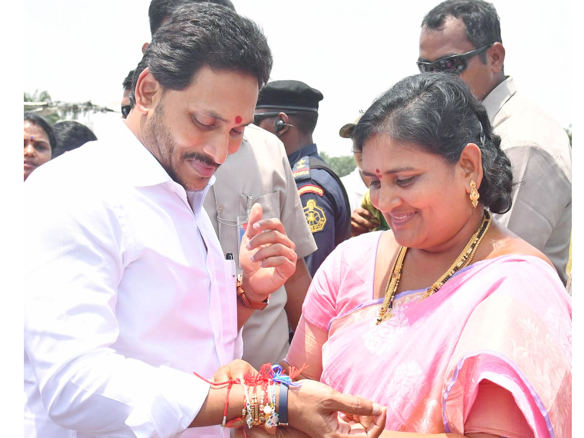 YSRCP Women Leaders Ties Rakhi to CM YS Jagan Photos - Sakshi5