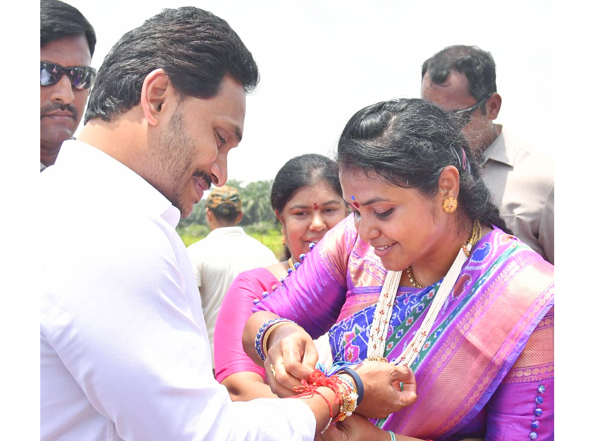 YSRCP Women Leaders Ties Rakhi to CM YS Jagan Photos - Sakshi6