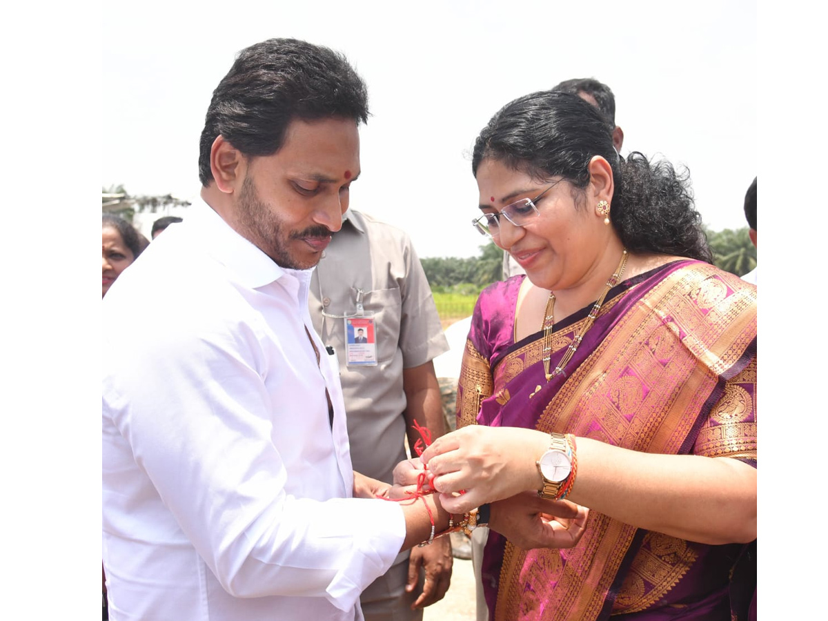 YSRCP Women Leaders Ties Rakhi to CM YS Jagan Photos - Sakshi7