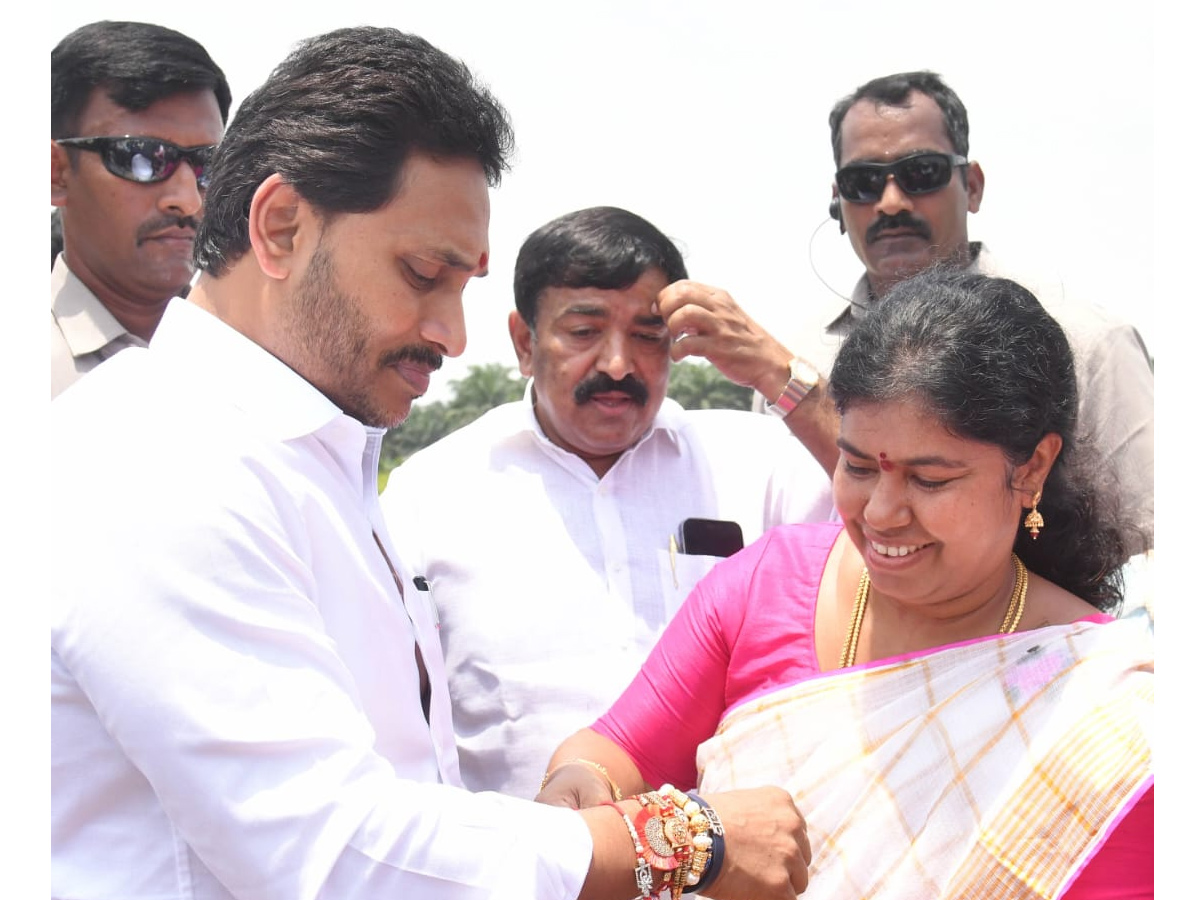 YSRCP Women Leaders Ties Rakhi to CM YS Jagan Photos - Sakshi8