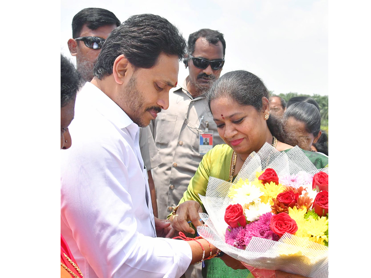 YSRCP Women Leaders Ties Rakhi to CM YS Jagan Photos - Sakshi9