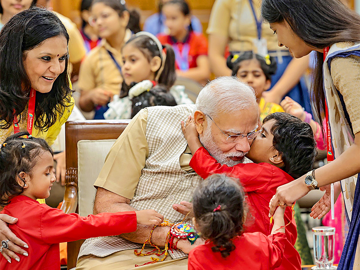 raksha bandhan celebration at india - Sakshi1