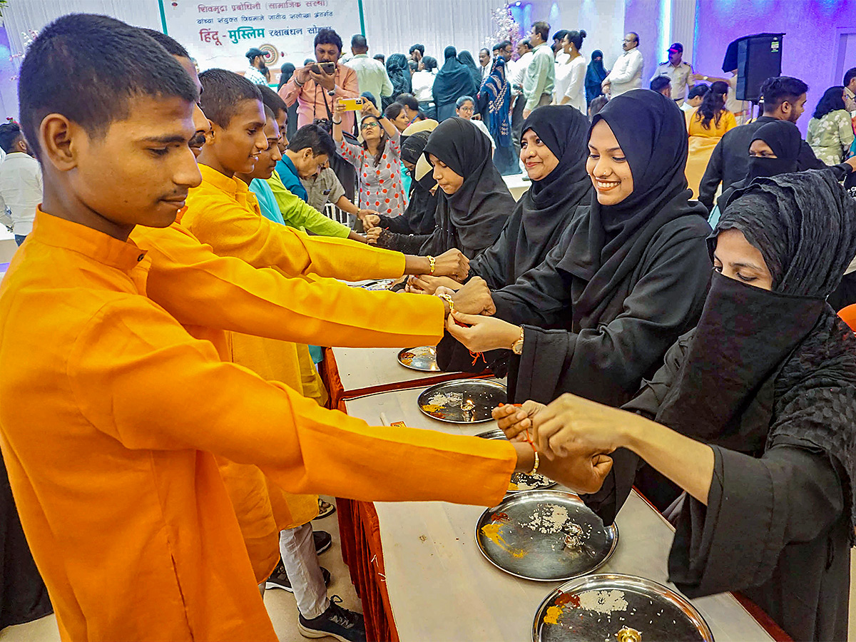 raksha bandhan celebration at india - Sakshi15