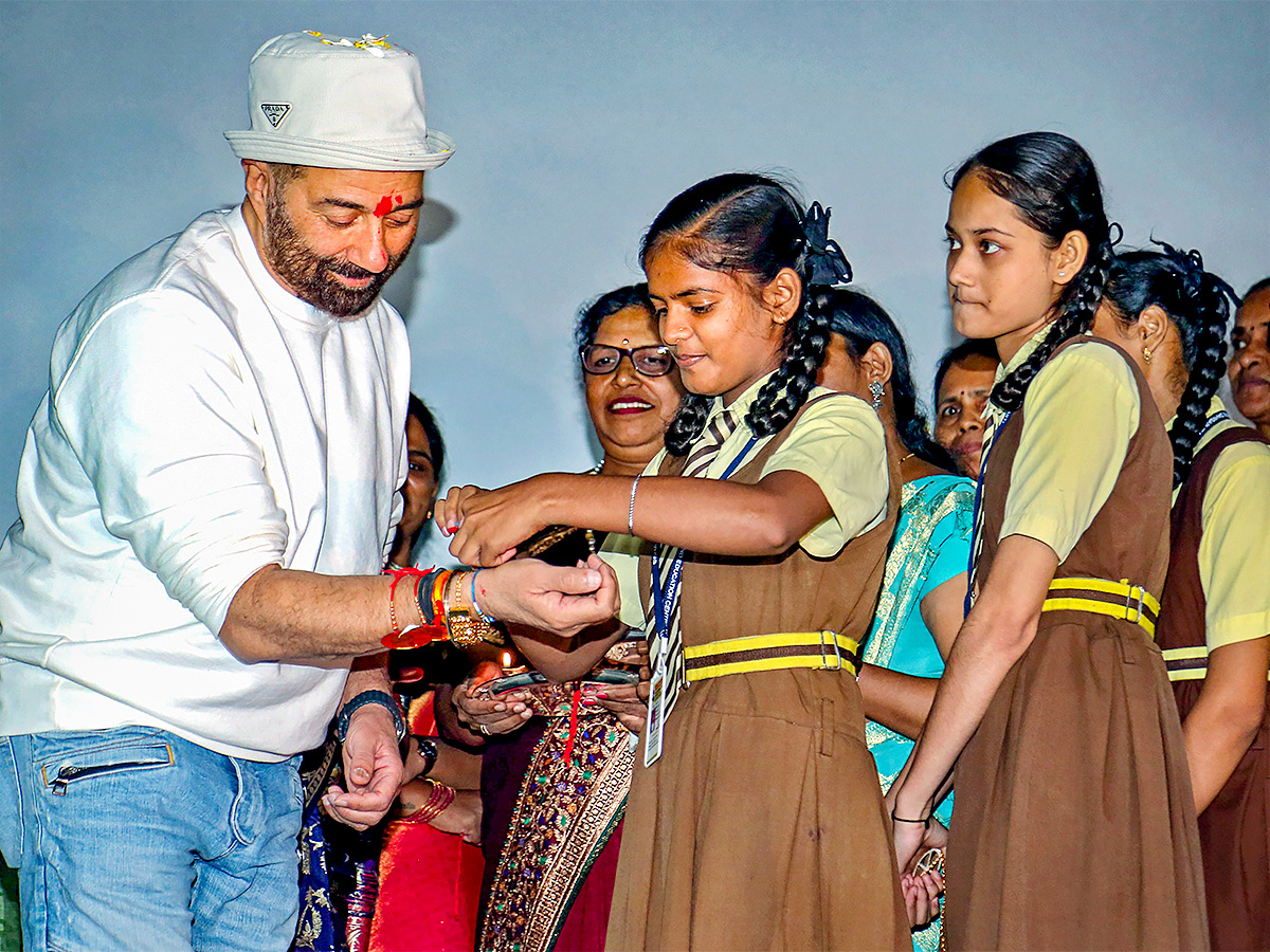 raksha bandhan celebration at india - Sakshi16