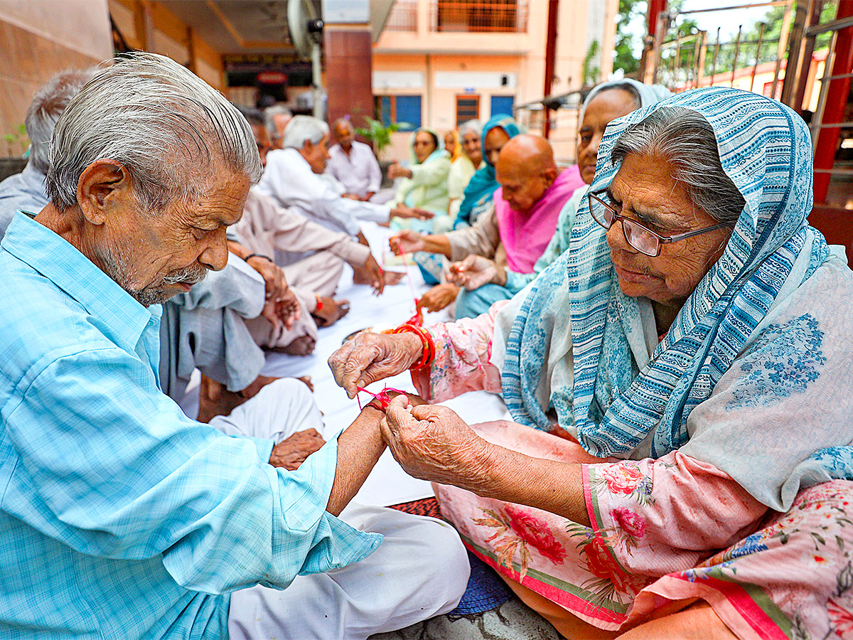 raksha bandhan celebration at india - Sakshi6
