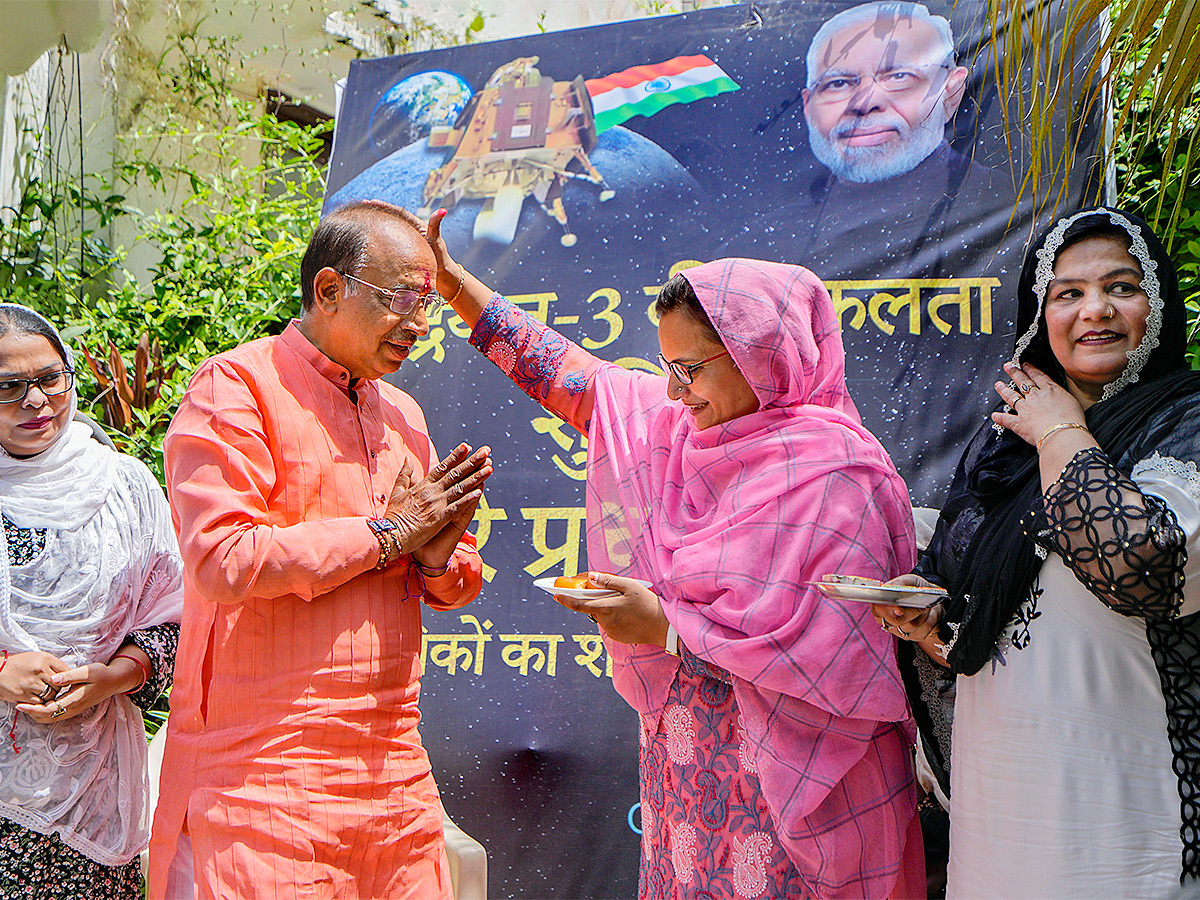 raksha bandhan celebration at india - Sakshi9