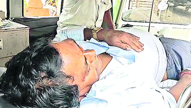 రవిబాబును ఆస్పత్రికి తరలిస్తున్న దృశ్యం1