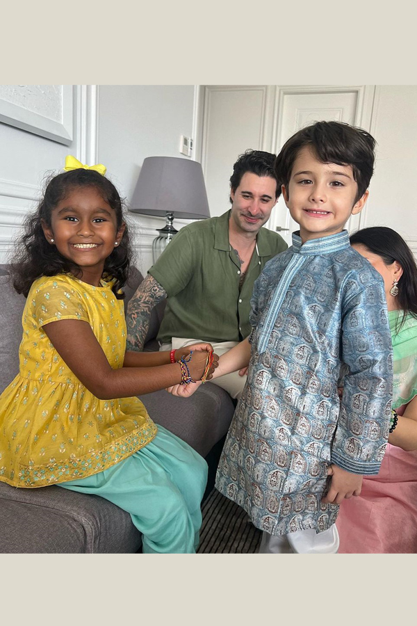 Sunny Leone Celebrating Raksha bandhan With Family And Children Photos - Sakshi3