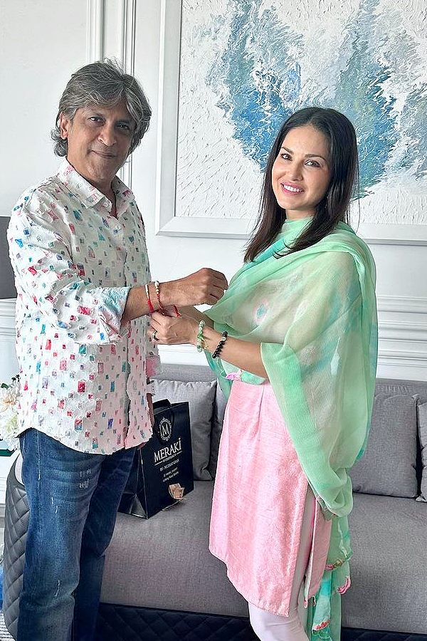 Sunny Leone Celebrating Raksha bandhan With Family And Children Photos - Sakshi7