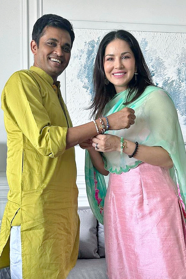 Sunny Leone Celebrating Raksha bandhan With Family And Children Photos - Sakshi8
