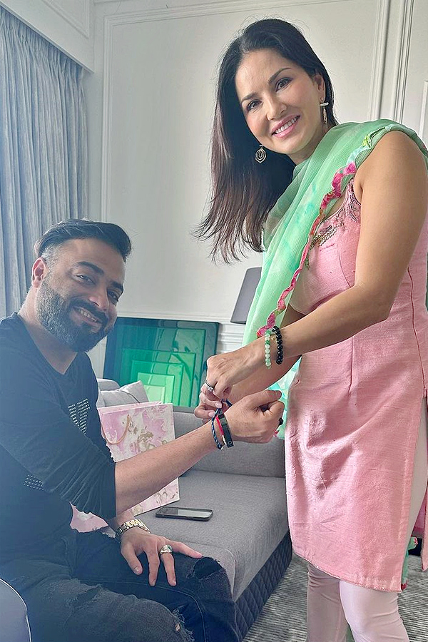 Sunny Leone Celebrating Raksha bandhan With Family And Children Photos - Sakshi9
