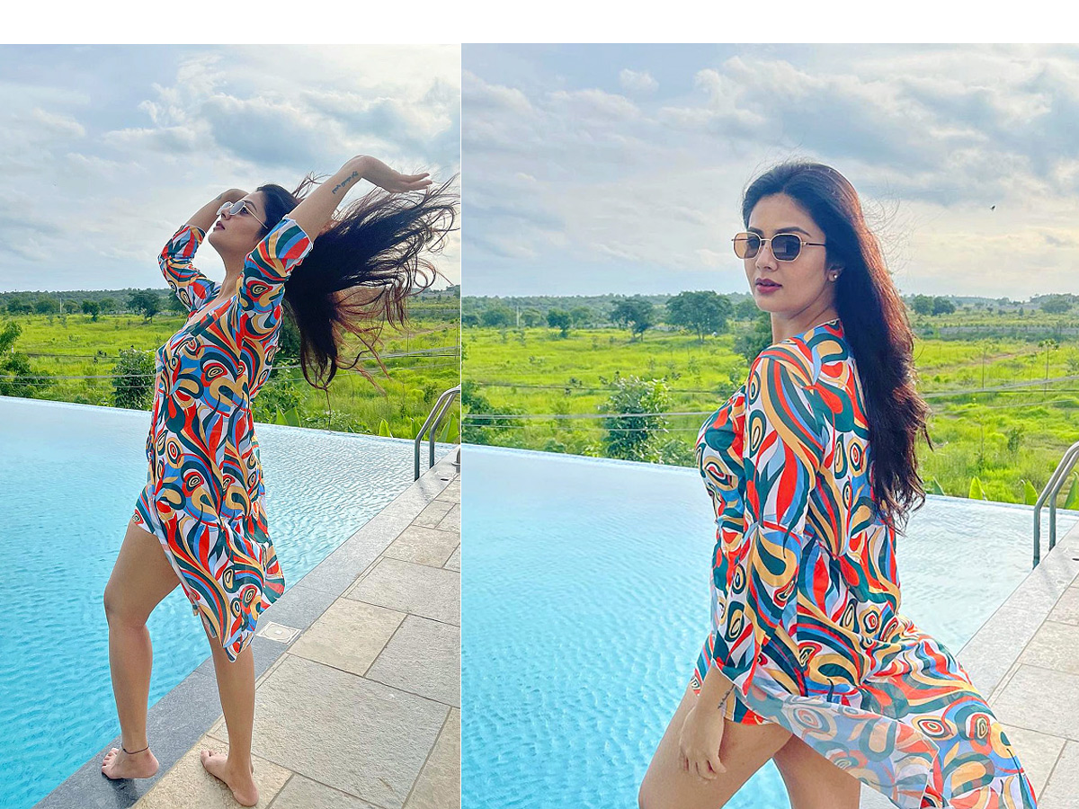 Anchor Sreemukhi latest swimming pool looks Photos - Sakshi1