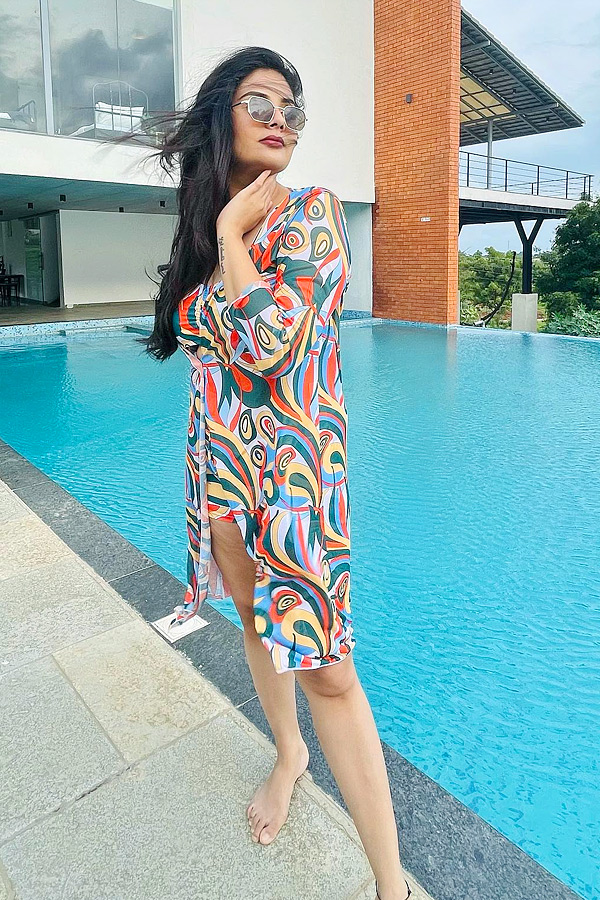Anchor Sreemukhi latest swimming pool looks Photos - Sakshi3