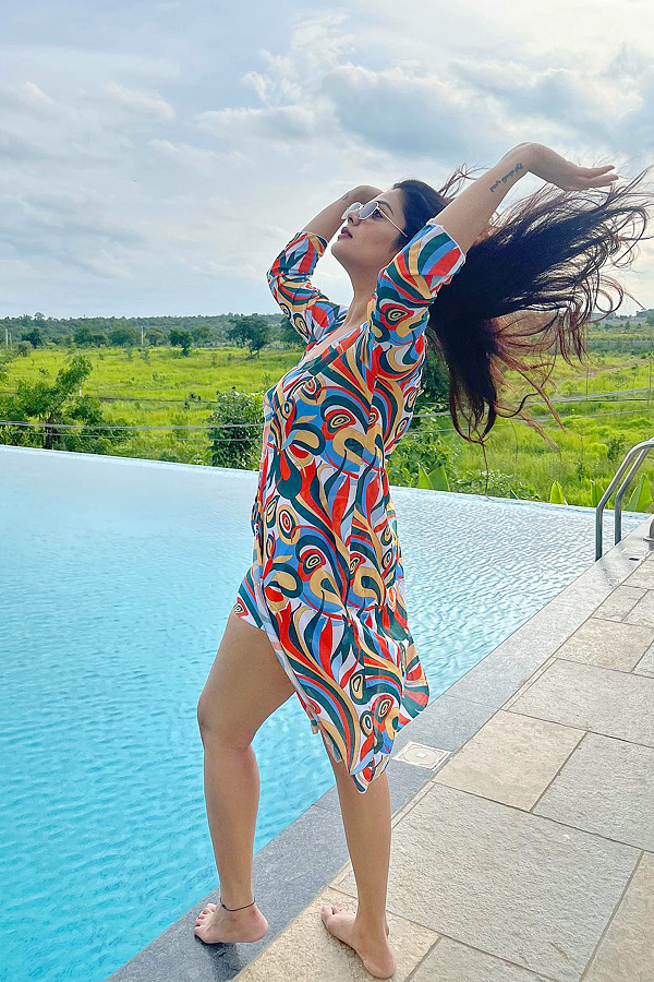 Anchor Sreemukhi latest swimming pool looks Photos - Sakshi4