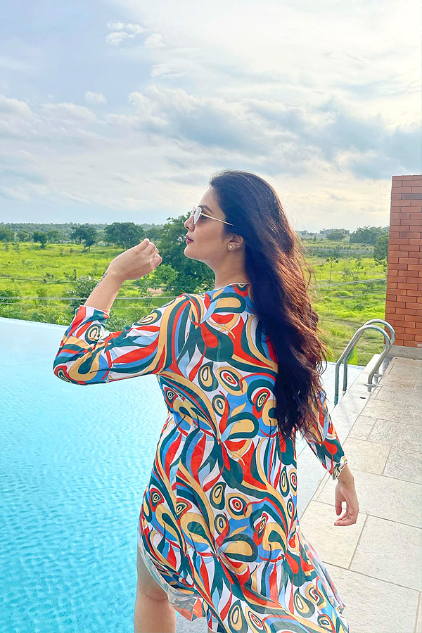 Anchor Sreemukhi latest swimming pool looks Photos - Sakshi8