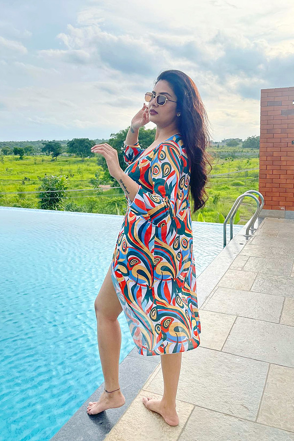 Anchor Sreemukhi latest swimming pool looks Photos - Sakshi9