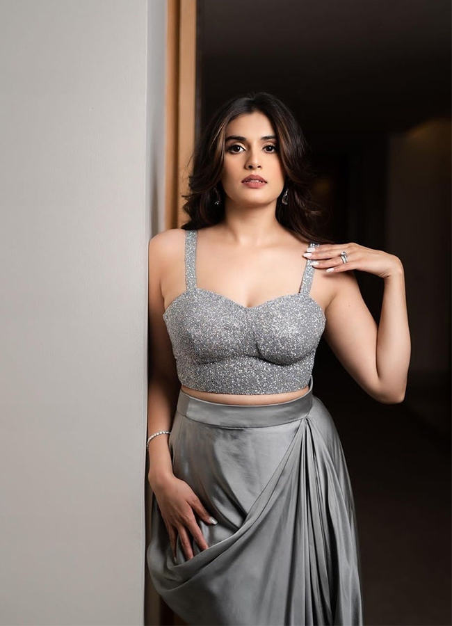 Divyansha Kaushik Hot Pics - Sakshi10