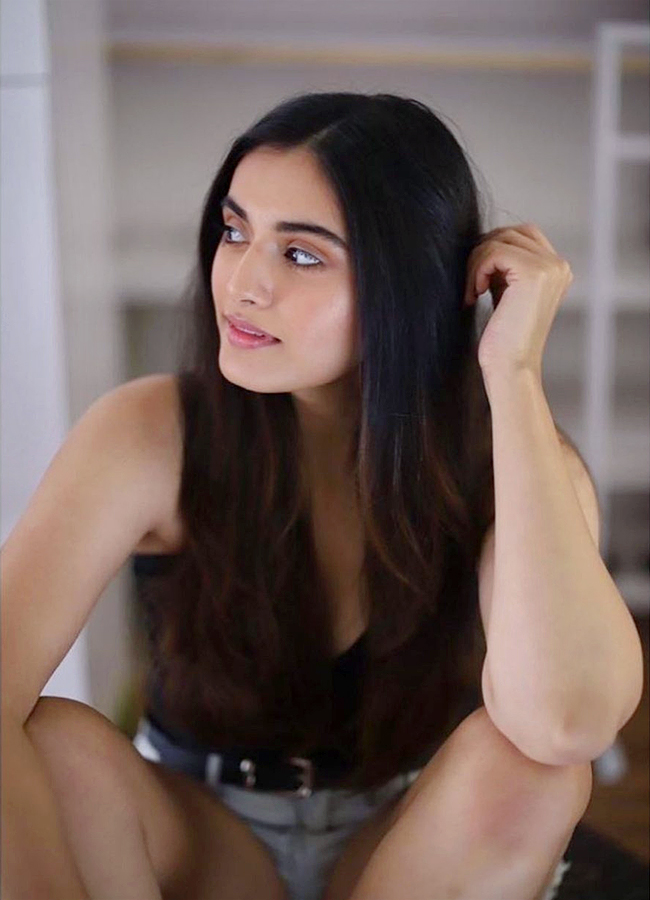 Divyansha Kaushik Hot Pics - Sakshi12
