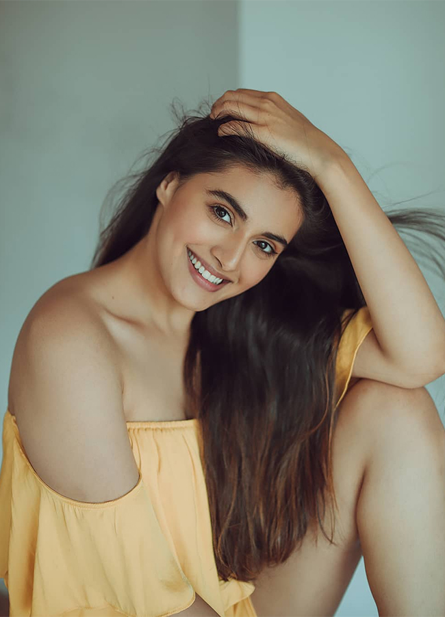 Divyansha Kaushik Hot Pics - Sakshi14