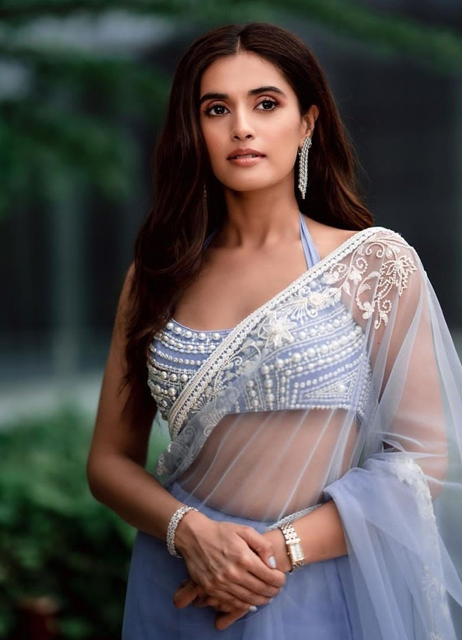 Divyansha Kaushik Hot Pics - Sakshi17