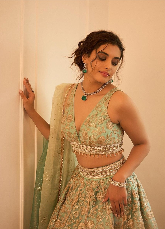 Divyansha Kaushik Hot Pics - Sakshi19