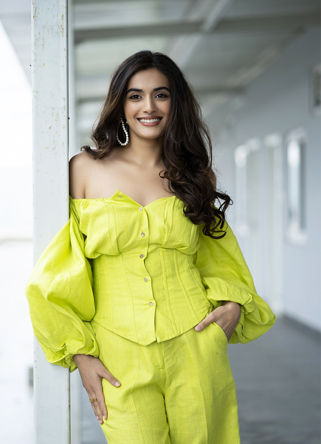 Divyansha Kaushik Hot Pics - Sakshi20