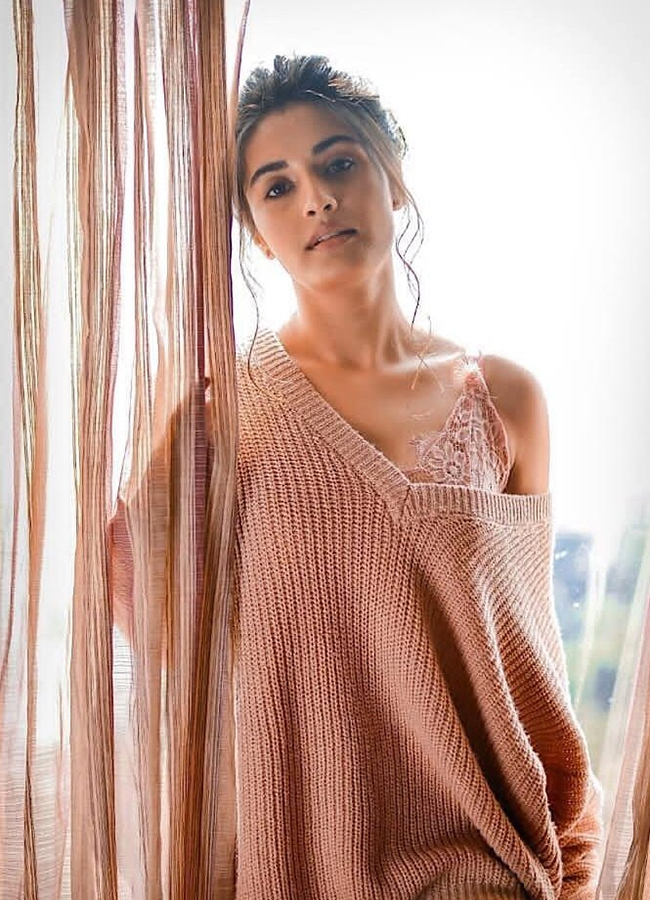 Divyansha Kaushik Hot Pics - Sakshi23