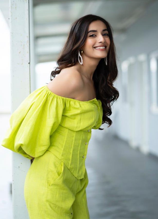 Divyansha Kaushik Hot Pics - Sakshi7