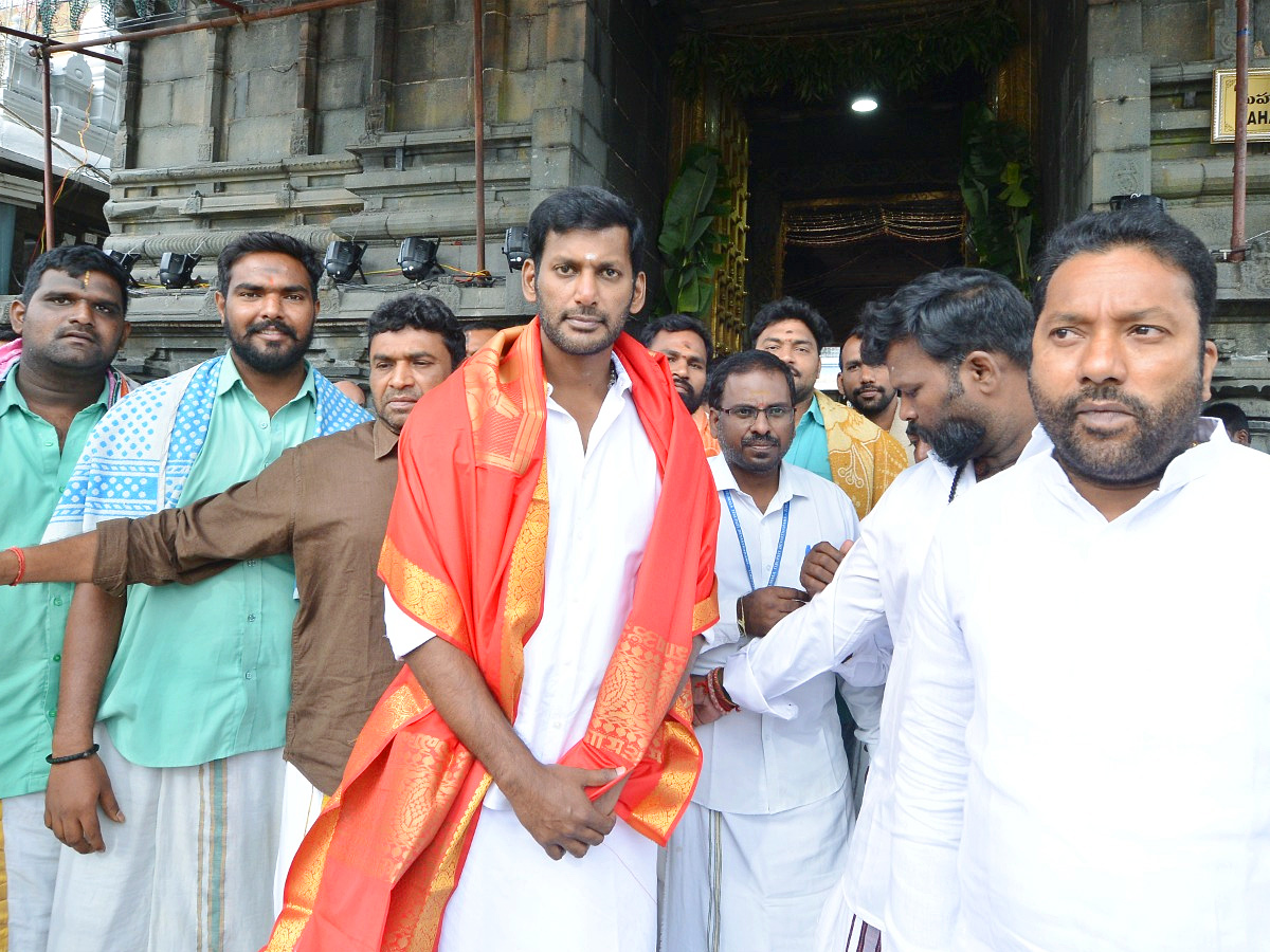 Hero Vishal Visited To Tirumala Tirupati Darshan Photos - Sakshi11