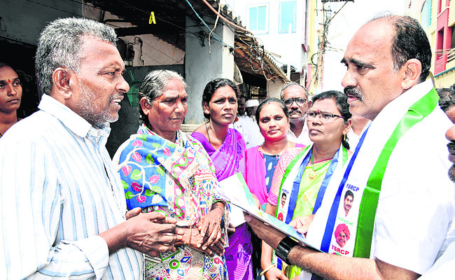 స్థానిక ప్రజలతో మాట్లాడుతున్న ఎమ్మెల్యే, మాజీమంత్రి బాలినేని శ్రీనివాసరెడ్డి 1