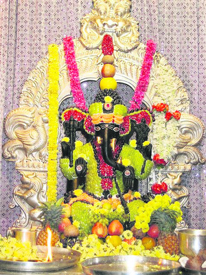 ప్రత్యేక అలంకరణలో వినాయకుడి మూలవిరాట్ 2