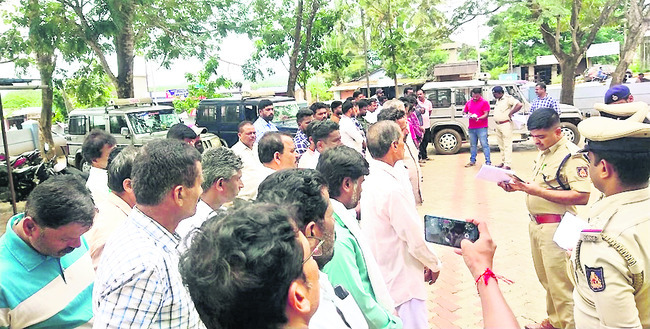  రౌడీలను హెచ్చరిస్తున్న పోలీసులు 1