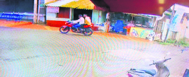 చైన్లాక్కొని బైక్లో ఉడాయిస్తున్న దొంగలు 1