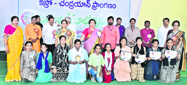 గెలుపొందిన విద్యార్థులతో కమిటీ సభ్యులు 1