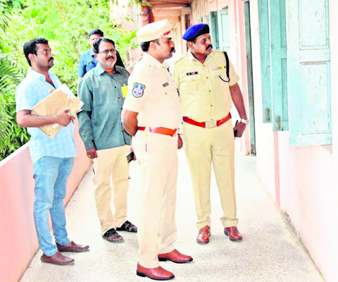 ఎన్టీఆర్ డిగ్రీ కళాశాలలో పరిశీలిస్తున్న ఎస్పీ కె.నరసింహ
1