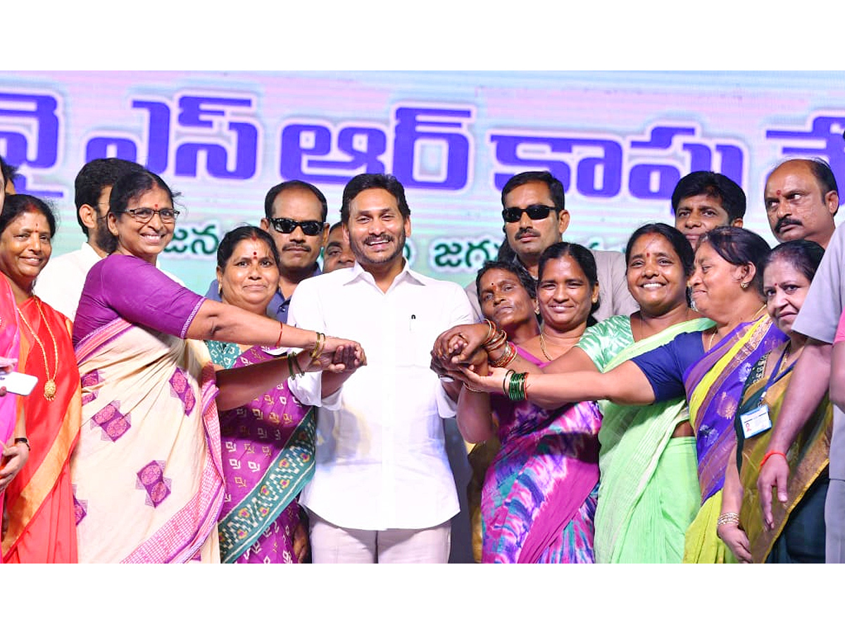 CM Jagan Release YSR Kapu Nestham Scheme 4 Phase Funds PHotos - Sakshi17