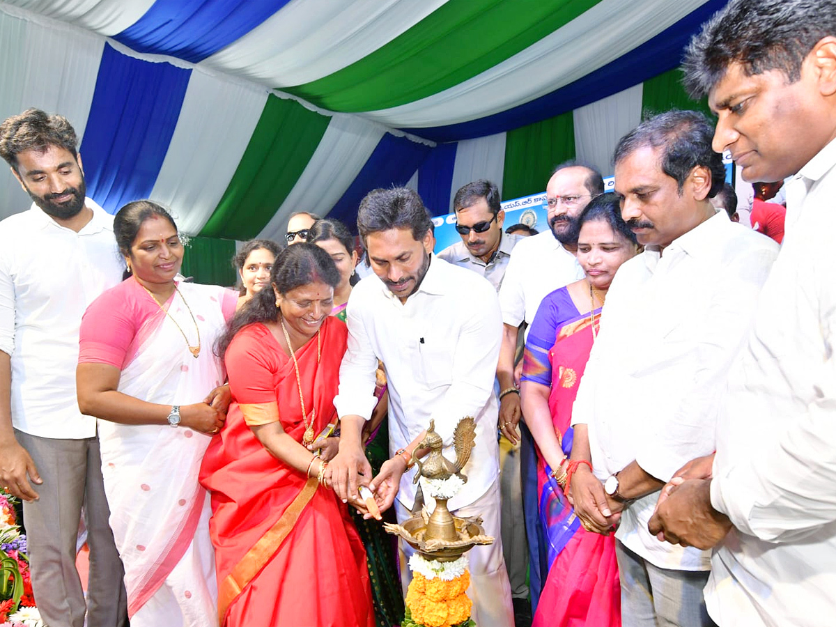 CM Jagan Release YSR Kapu Nestham Scheme 4 Phase Funds PHotos - Sakshi18